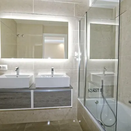 Marbella Home Rentals - 3Br Beachfront Complex, Puerto Banus 아파트