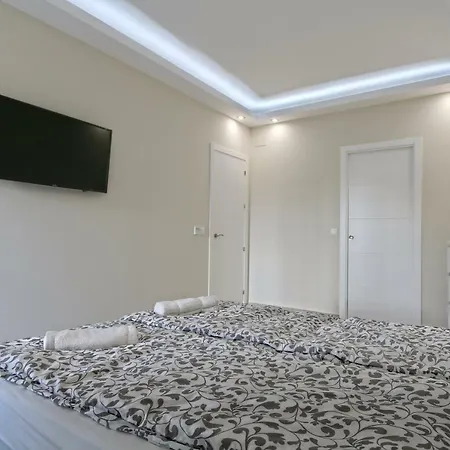 Апартаменты Marbella Home Rentals - 3Br Beachfront Complex, Puerto Banus *